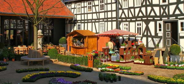 Bunte Blumen und Osterdekoration auf dem Hofgut Dagobertshausen - VILA VITA Marburg lädt am 23. und 24. März 2024 zum Frühlingsmarkt ein